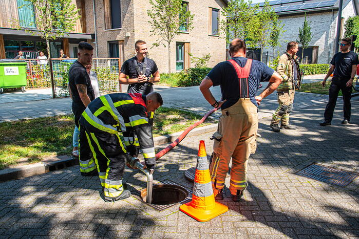Brandweer spoelt riool na gaslucht