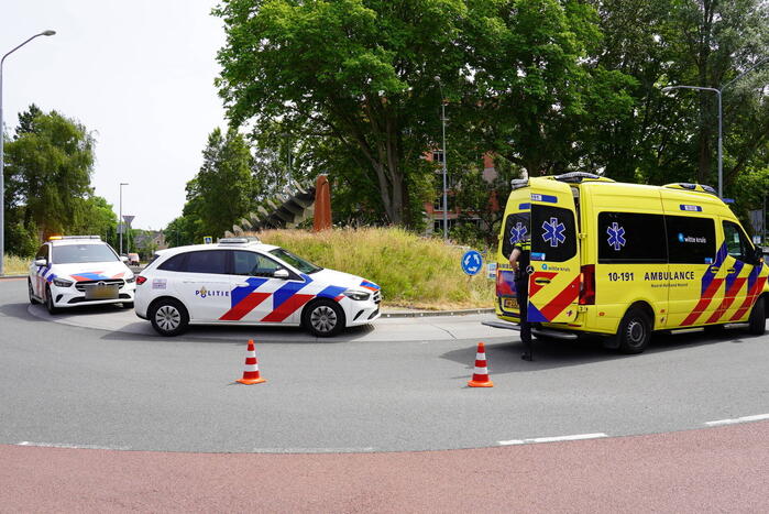 Racefietser gewond bij aanrijding op rotonde