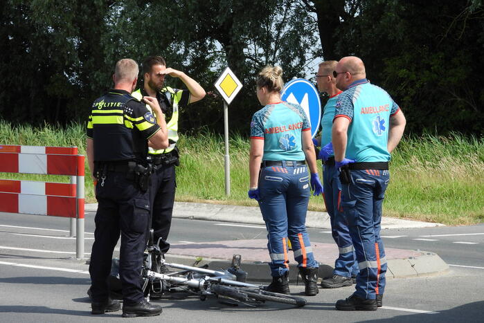 Twee dames op fiets gewond bij botsing