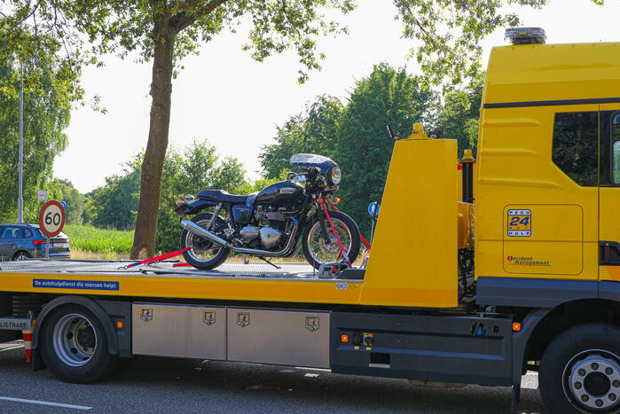 Motorrijder vliegt uit de bocht