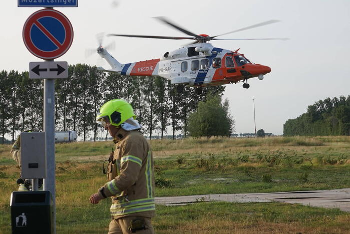 Kustwachthelikopter vervoert patiënt tussen ziekenhuizen