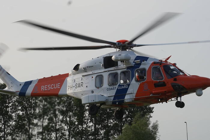 Kustwachthelikopter vervoert patiënt tussen ziekenhuizen