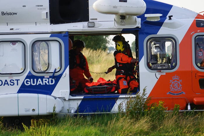 Kustwachthelikopter vervoert patiënt tussen ziekenhuizen