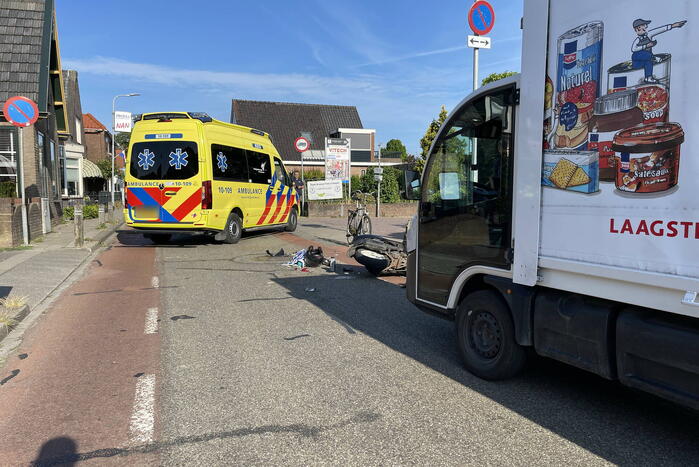 Veel schade na botsing tussen drie voertuigen