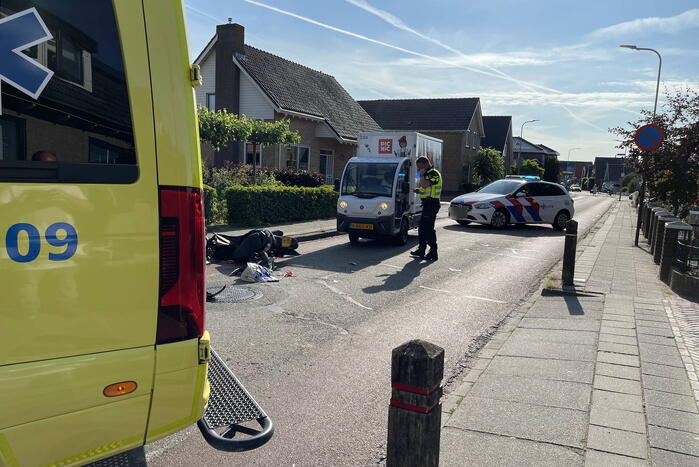 Veel schade na botsing tussen drie voertuigen