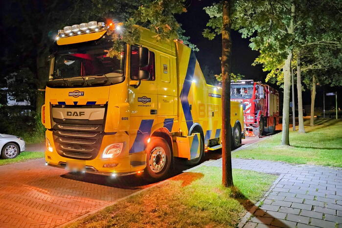 Brandweerwagen afgesleept na defect bij brand