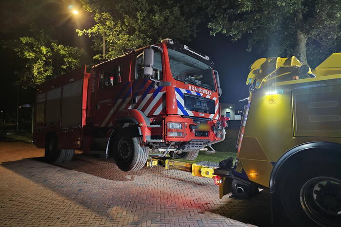 Brandweerwagen afgesleept na defect bij brand