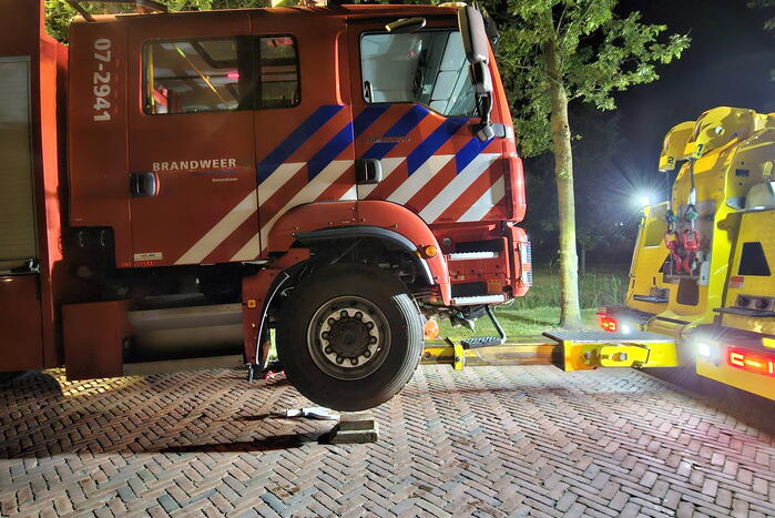 Brandweerwagen afgesleept na defect bij brand