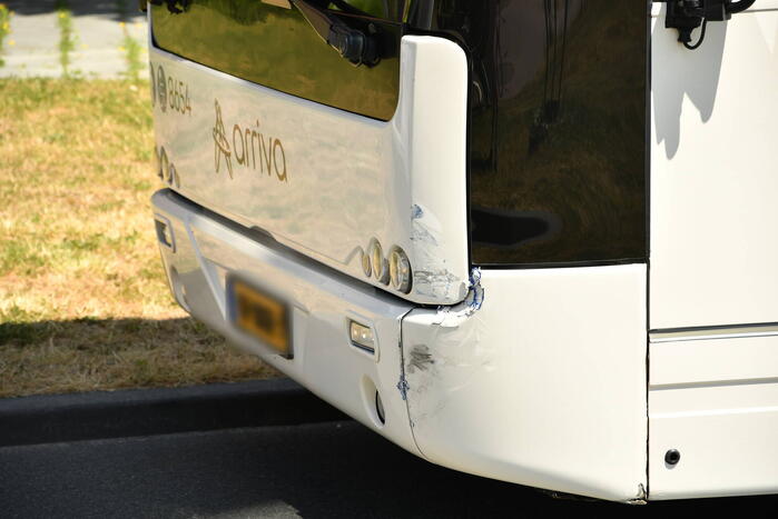 Aanrijding op rotonde tussen Arriva bus en auto