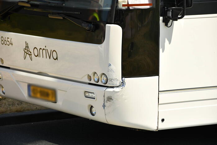 Aanrijding op rotonde tussen Arriva bus en auto