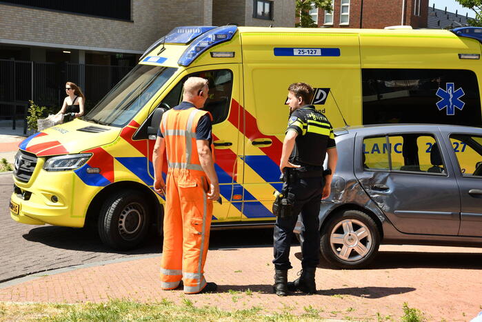 Aanrijding op rotonde tussen Arriva bus en auto