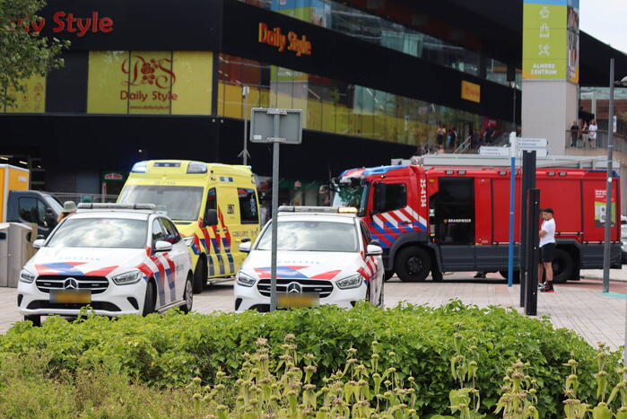 Fietser zwaargewond bij aanrijding met bestelbus