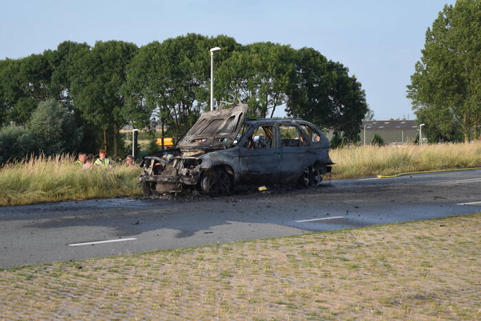 Personenauto volledig uitgebrand