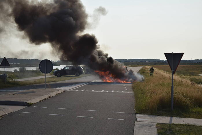 Personenauto volledig uitgebrand