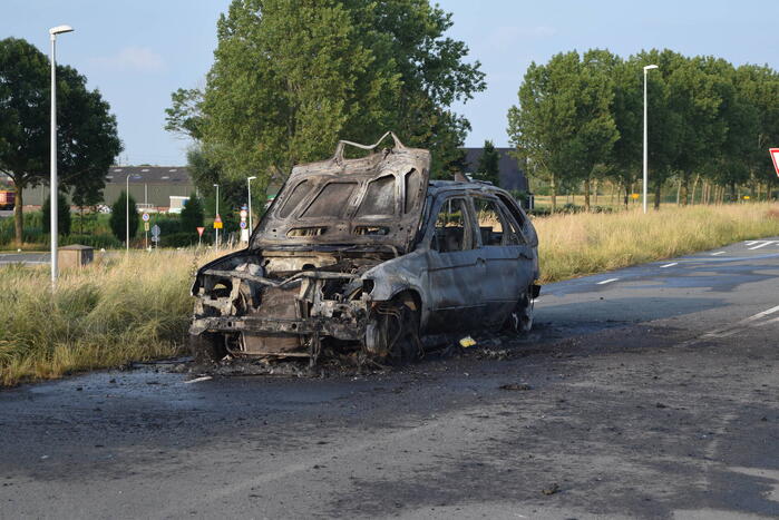 Personenauto volledig uitgebrand