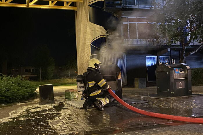 Papiercontainer vliegt in brand
