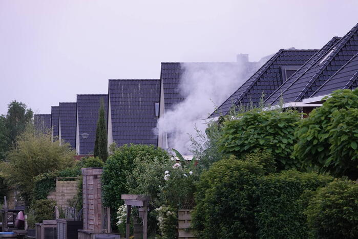 Veel rook bij brand in berging van woning