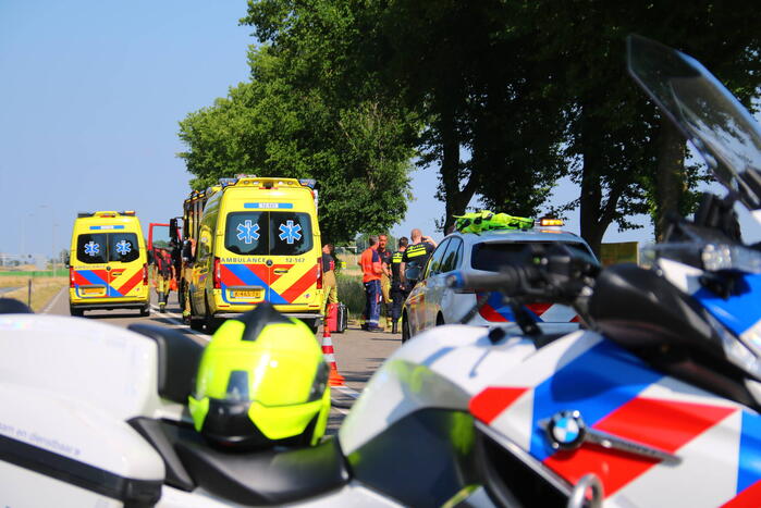 Automobilist frontaal in botsing met boom