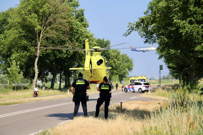 Automobilist frontaal in botsing met boom