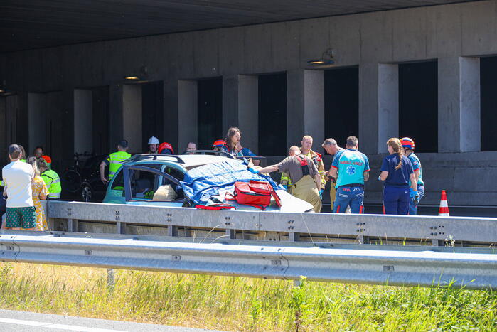 Traumahelikopter landt naast snelweg voor ernstig ongeval