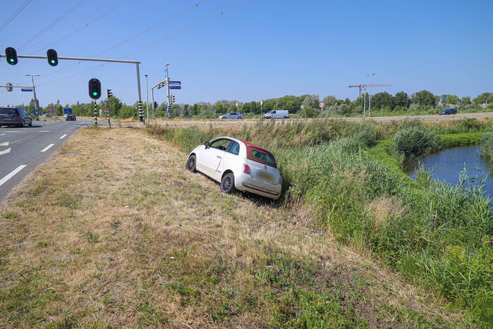 Auto raakt van de weg na botsing