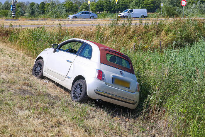 Auto raakt van de weg na botsing
