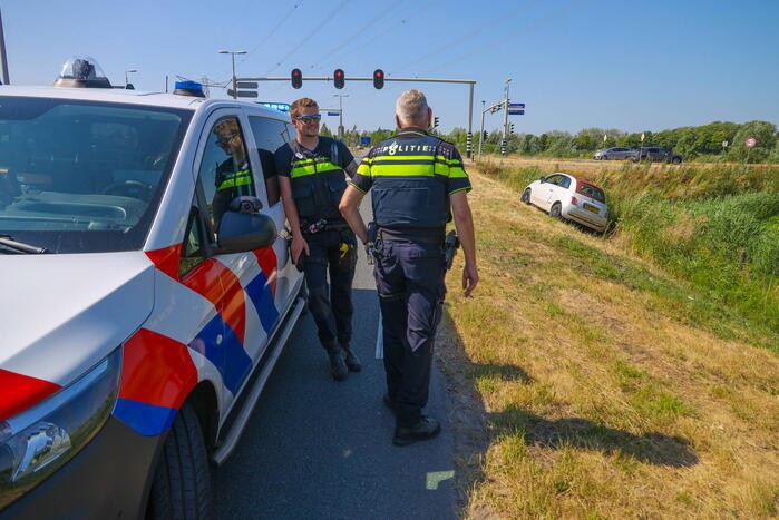 Auto raakt van de weg na botsing