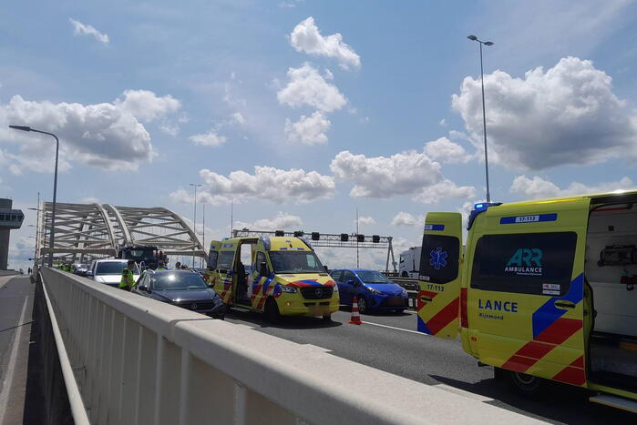 Flinke schade bij ongeval op van Brienenoordbrug