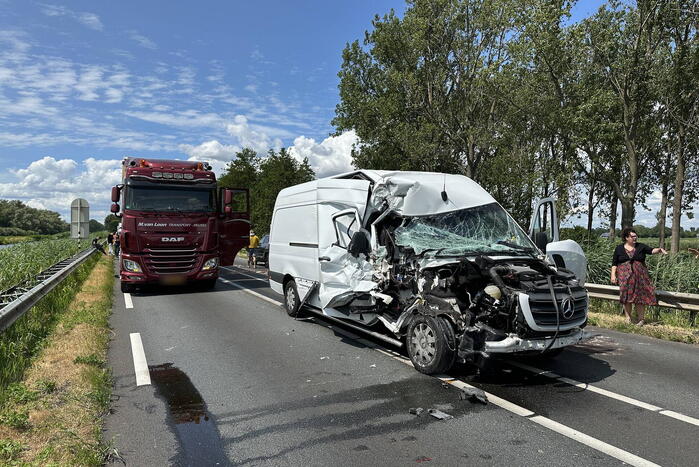 Enorme schade bij botsing met vrachtwagen