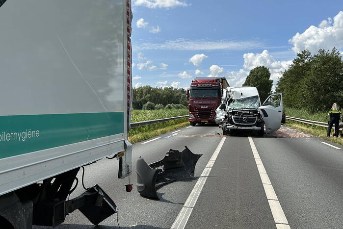Enorme schade bij botsing met vrachtwagen