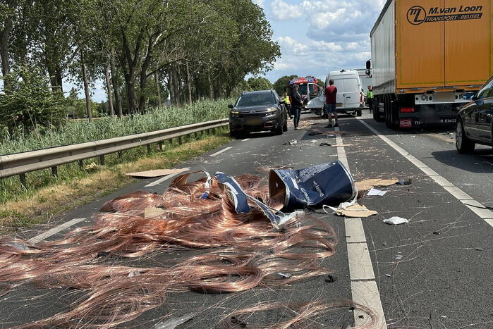Enorme schade bij botsing met vrachtwagen