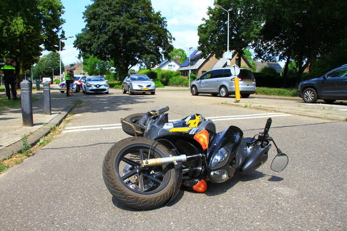 Scooterrijder gewond bij botsing met auto