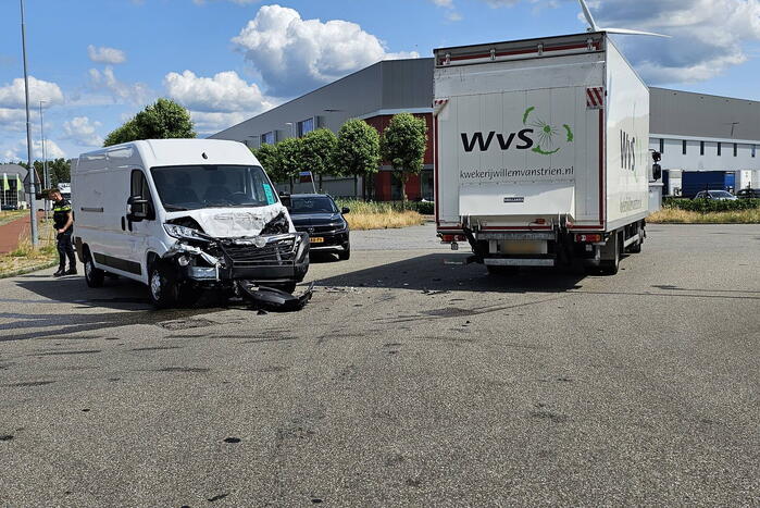 Bestuurder van bestelbus botst op vrachtwagen