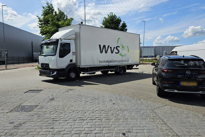 Bestuurder van bestelbus botst op vrachtwagen