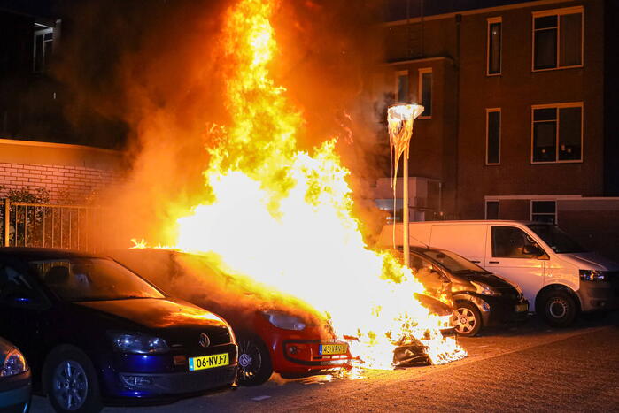 Twee geparkeerd auto's verwoest door brand
