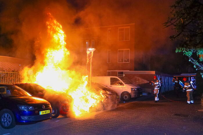 Twee geparkeerd auto's verwoest door brand