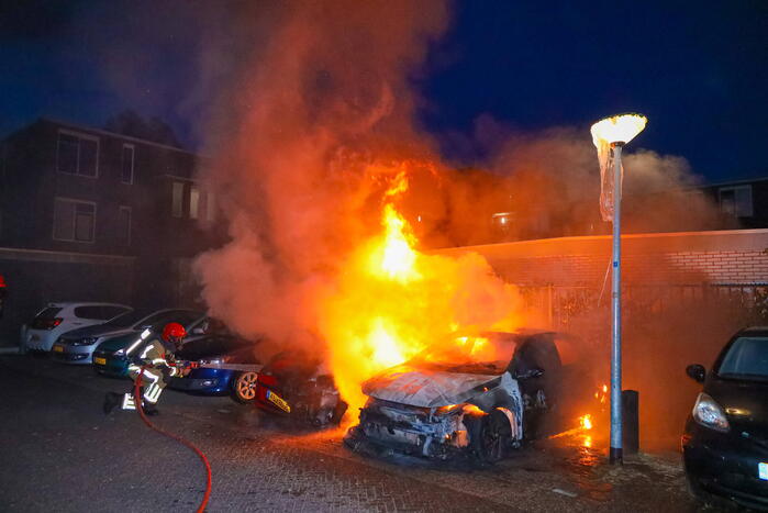 Twee geparkeerd auto's verwoest door brand