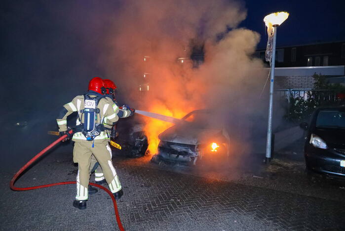 Twee geparkeerd auto's verwoest door brand
