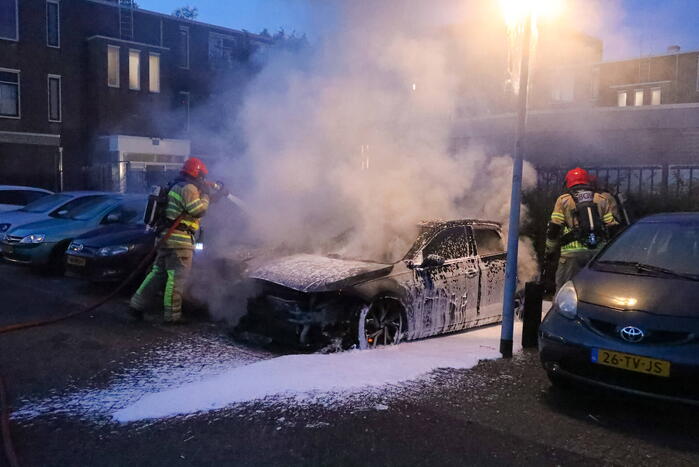 Twee geparkeerd auto's verwoest door brand