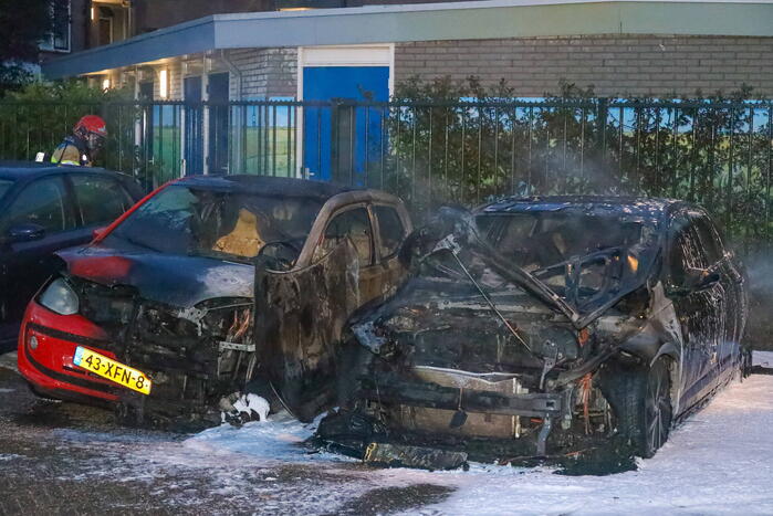Twee geparkeerd auto's verwoest door brand