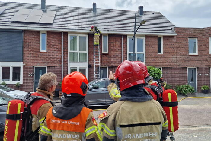 Brandweer sloopt dak bij brand