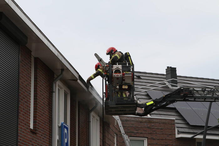 Brandweer sloopt dak bij brand