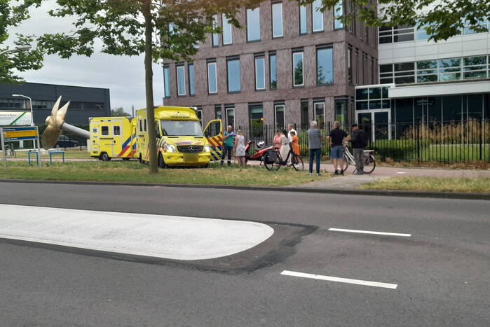 Gewonden na aanrijding tussen fietser en scooterrijder