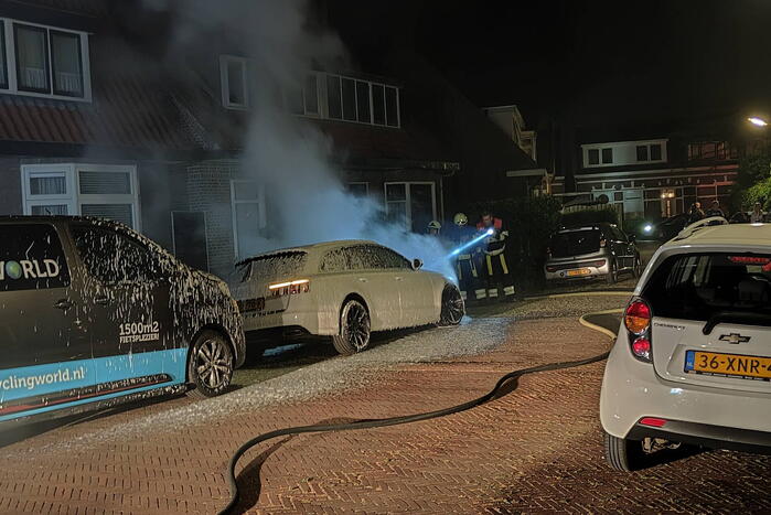 Geparkeerde auto vat vlam