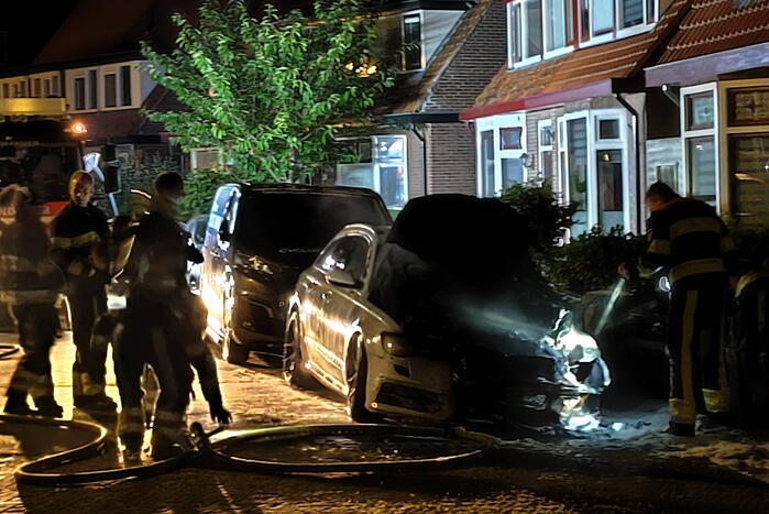 Geparkeerde auto vat vlam