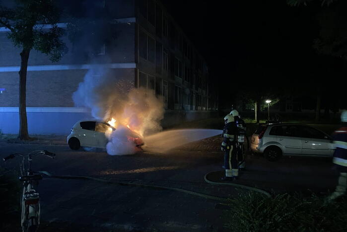 Opnieuw geparkeerde voertuig in brand