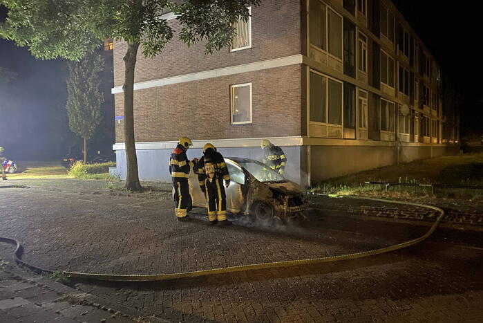 Opnieuw geparkeerde voertuig in brand