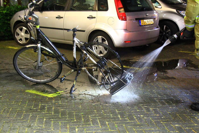 Scootmobiel en elektrische fiets vatten vlam in woning