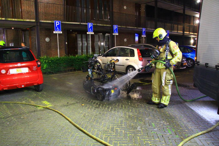 Scootmobiel en elektrische fiets vatten vlam in woning