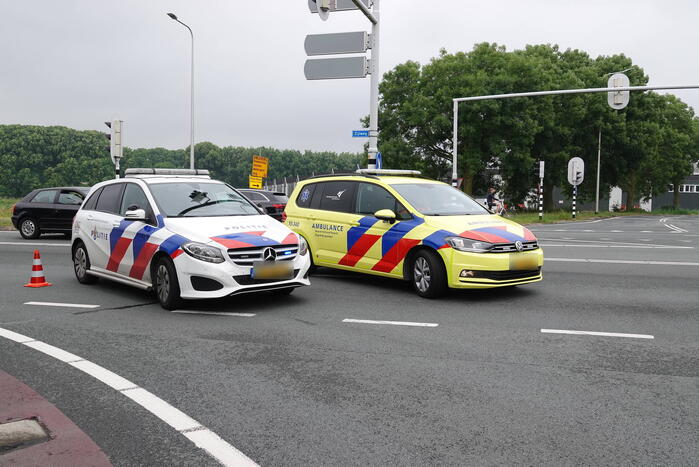 Automobilist rijdt door rood en botst op andere weggebruiker
